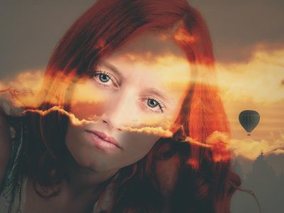 年轻女性编辑在夜间灯光下使用数位板处理图像素材，桌边摆着一台调色参考显示器，画面色彩偏蓝紫色，呈现出图像格式转换研究的专业氛围